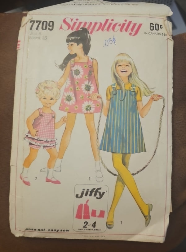 Simplicity VTG Pattern 7709