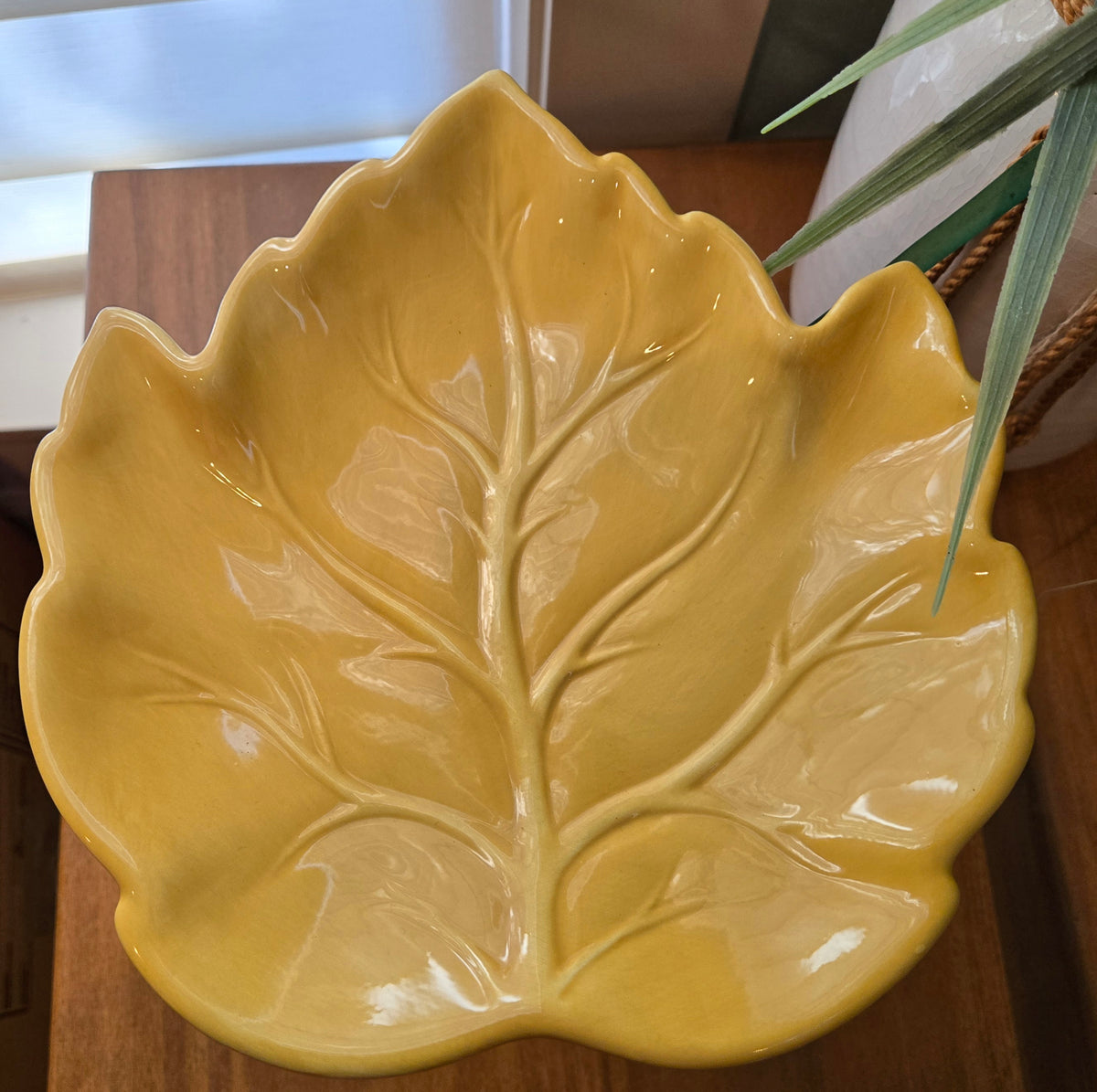 yellow leaf candy dish