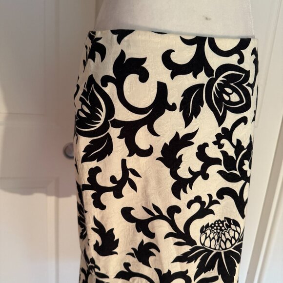 WHBM Black/White Floral Pencil Flounce Knee-Length Skirt