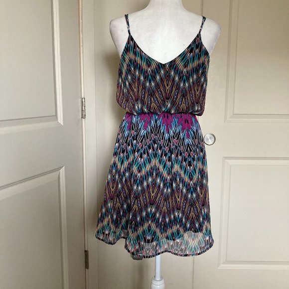 Everly Chevron-esque print V-neck sun dress sz M