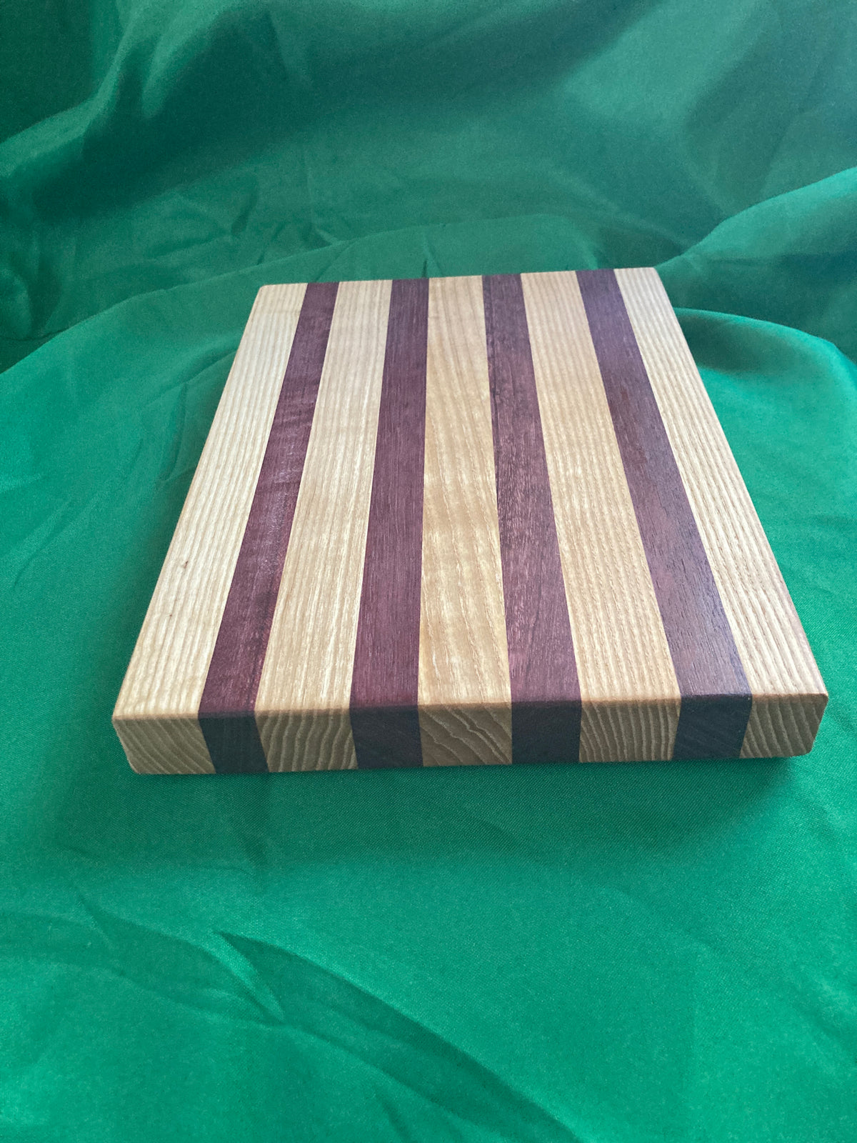 Medium wood cutting board