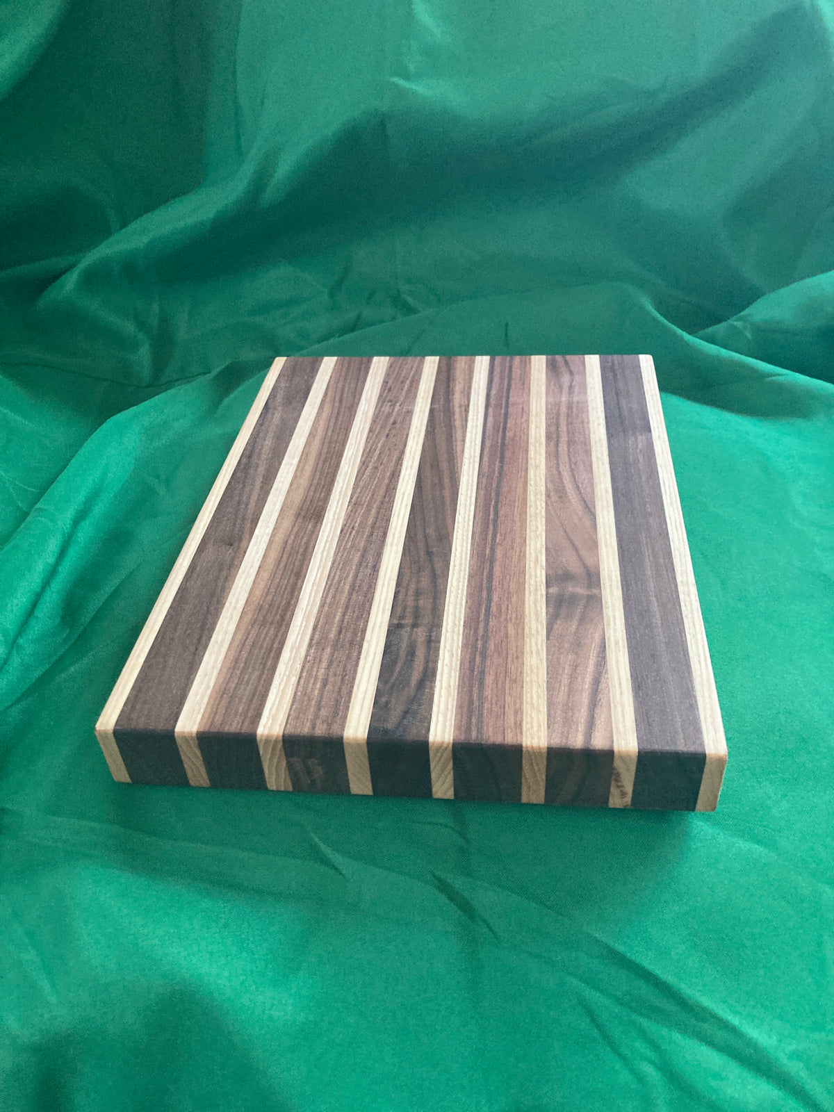 Medium wood cutting board
