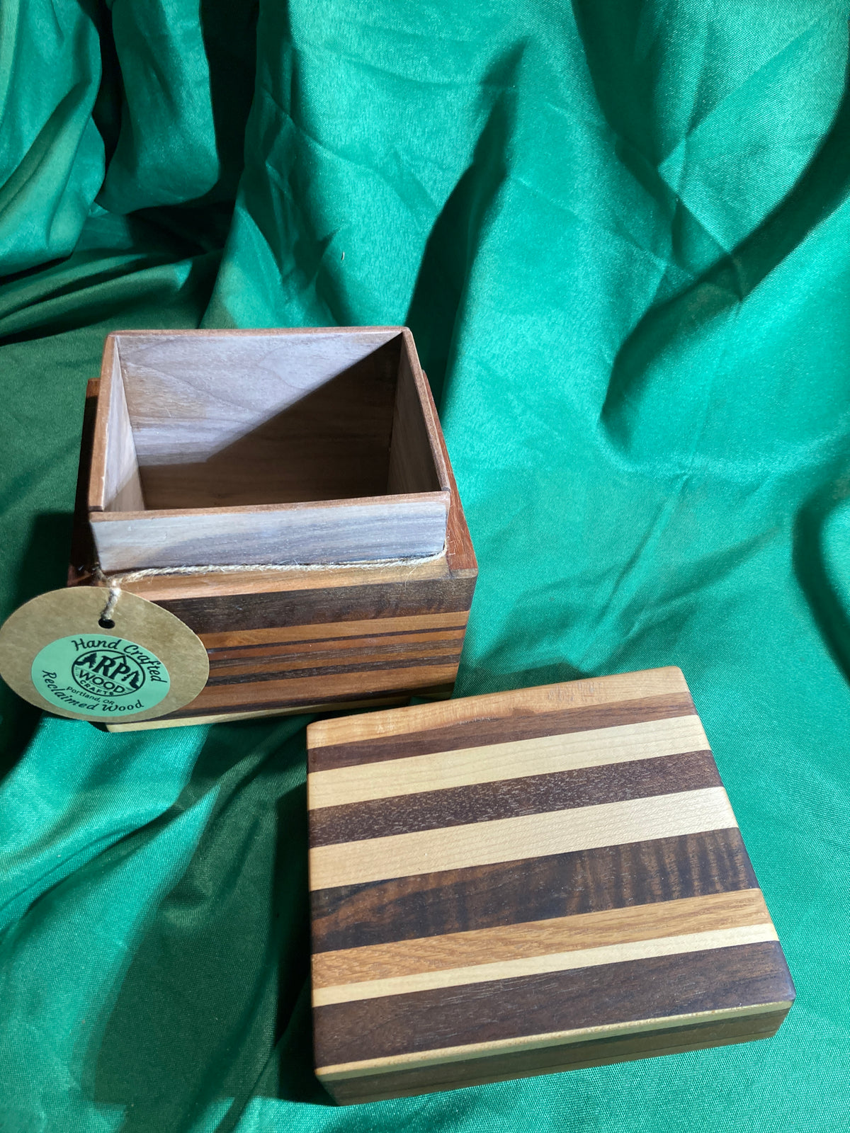 Keepsake Box. Coffee table box. Urn box. Handmade reclaimed wood. High quality. Handmade gift. Cherry wood. Walnut wood. Maple wood. Sapele wood.