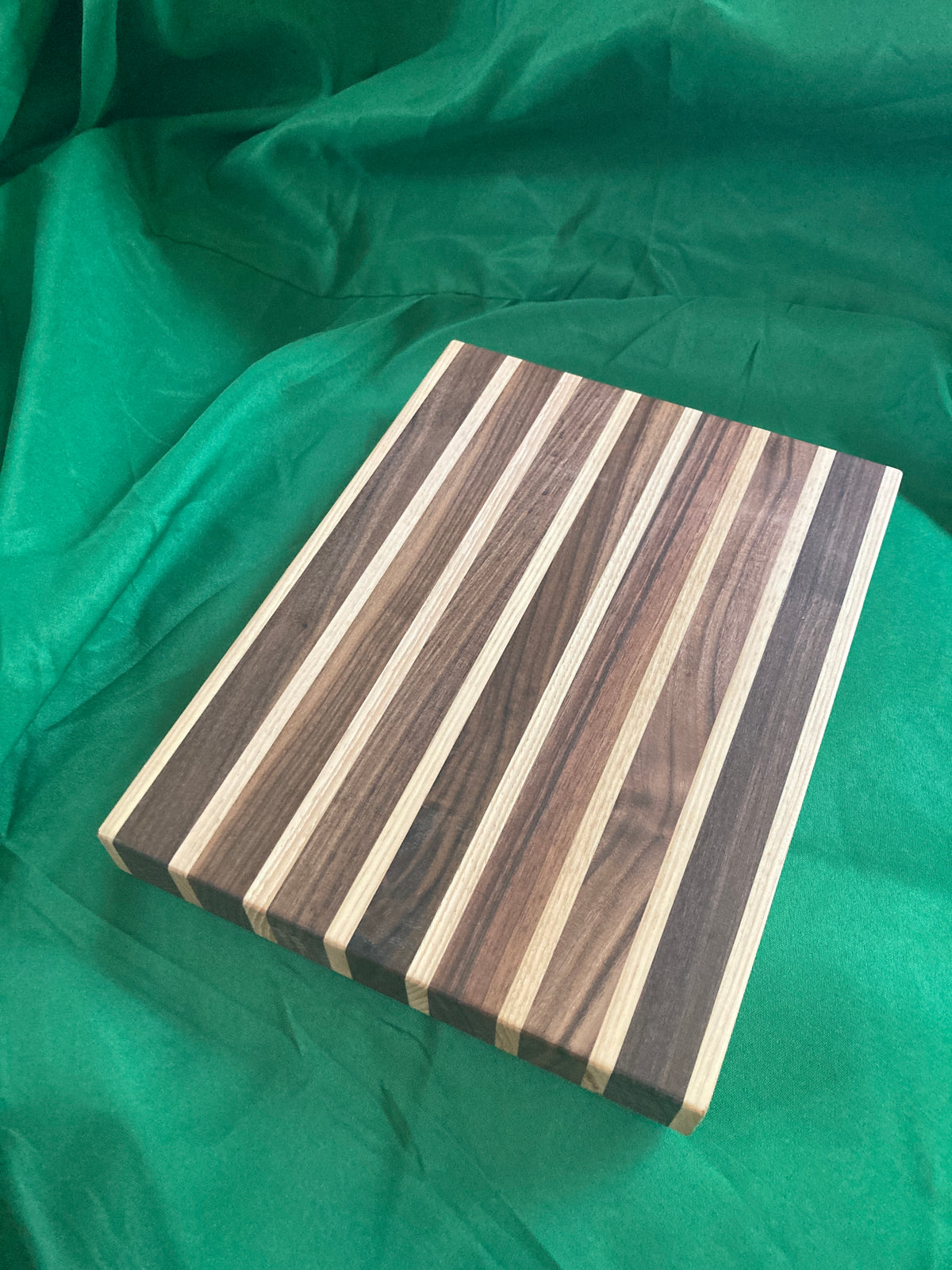Medium wood cutting board