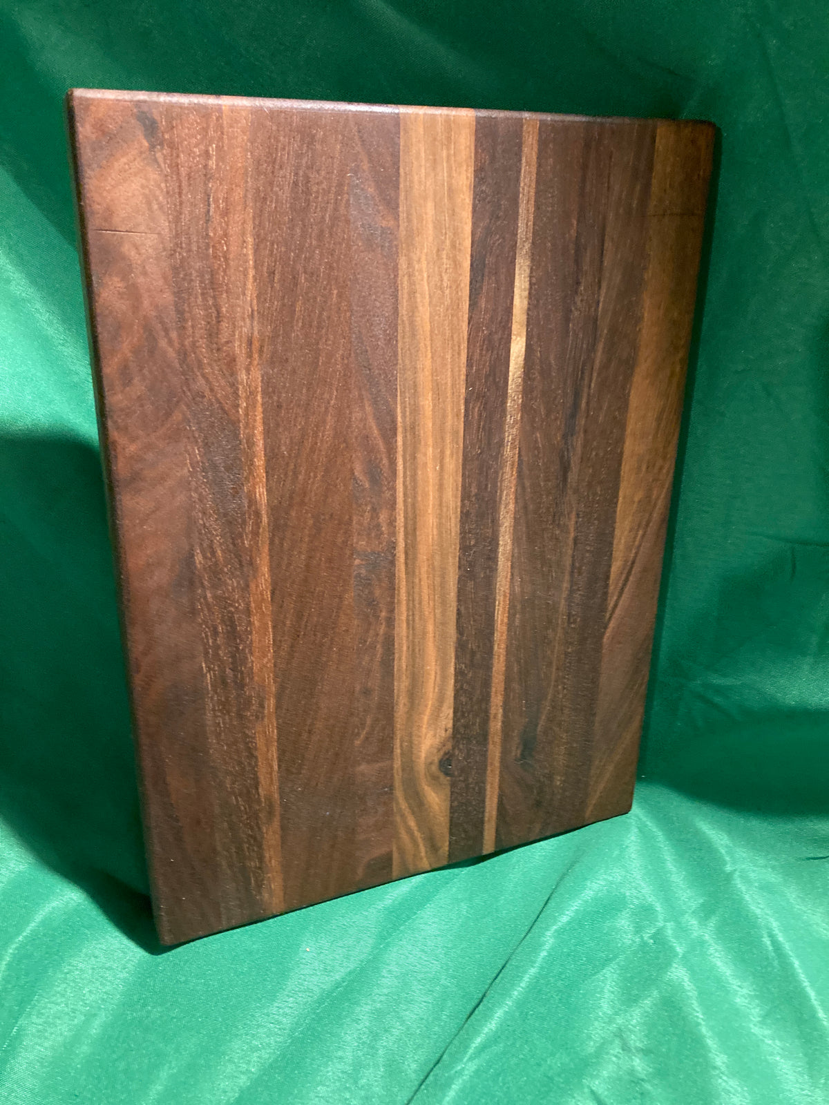 Medium cutting board w/ juice groove