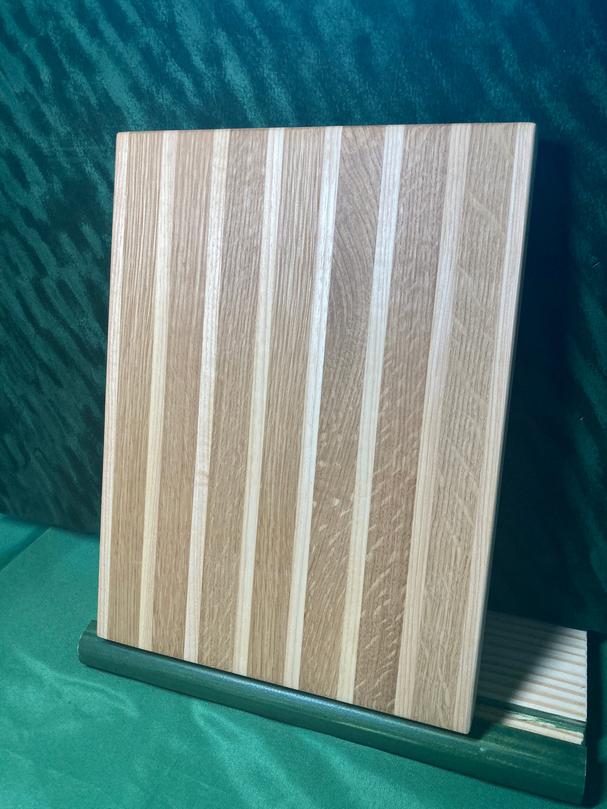 Medium wood cutting board