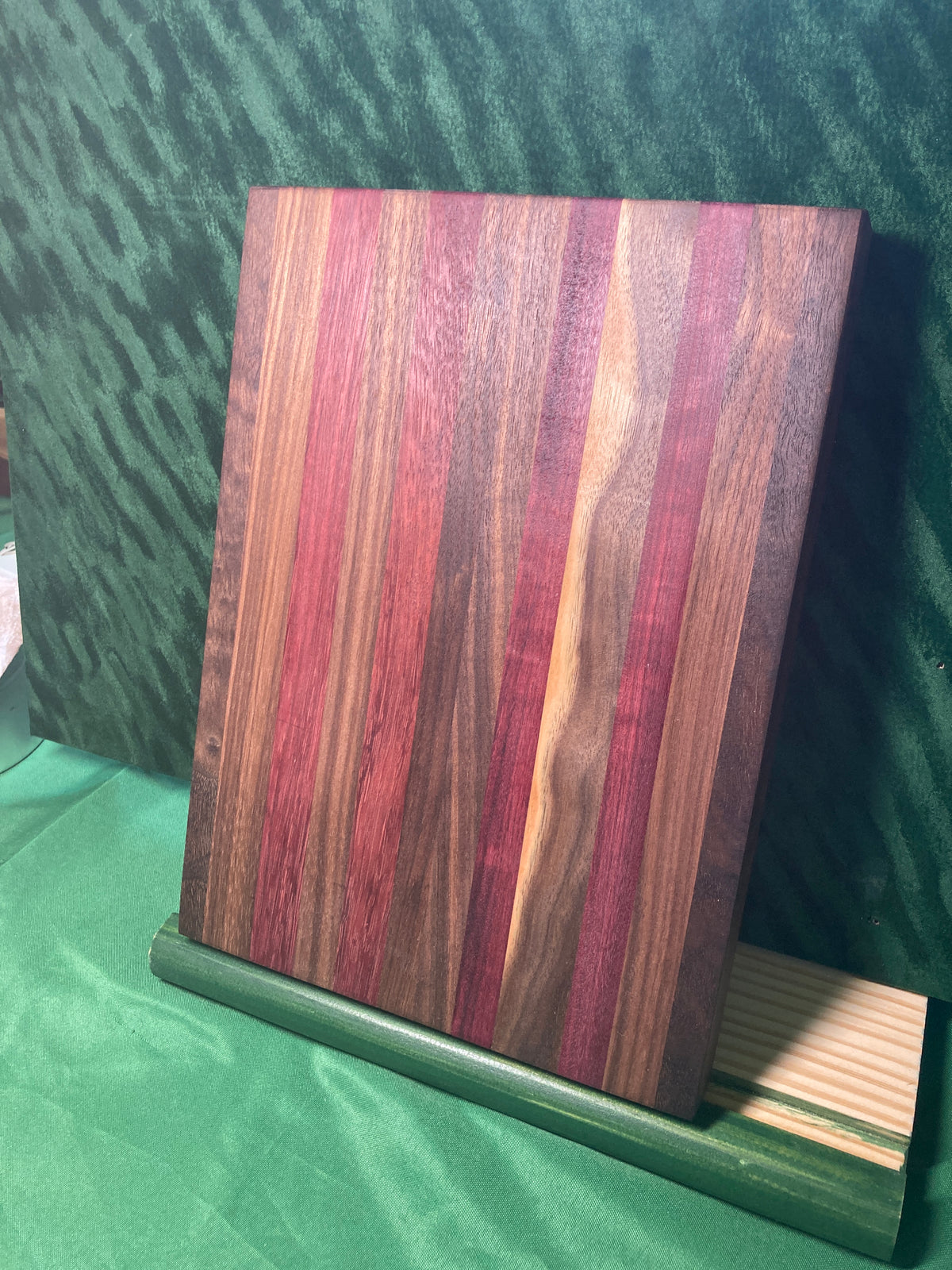 Medium wood cutting board
