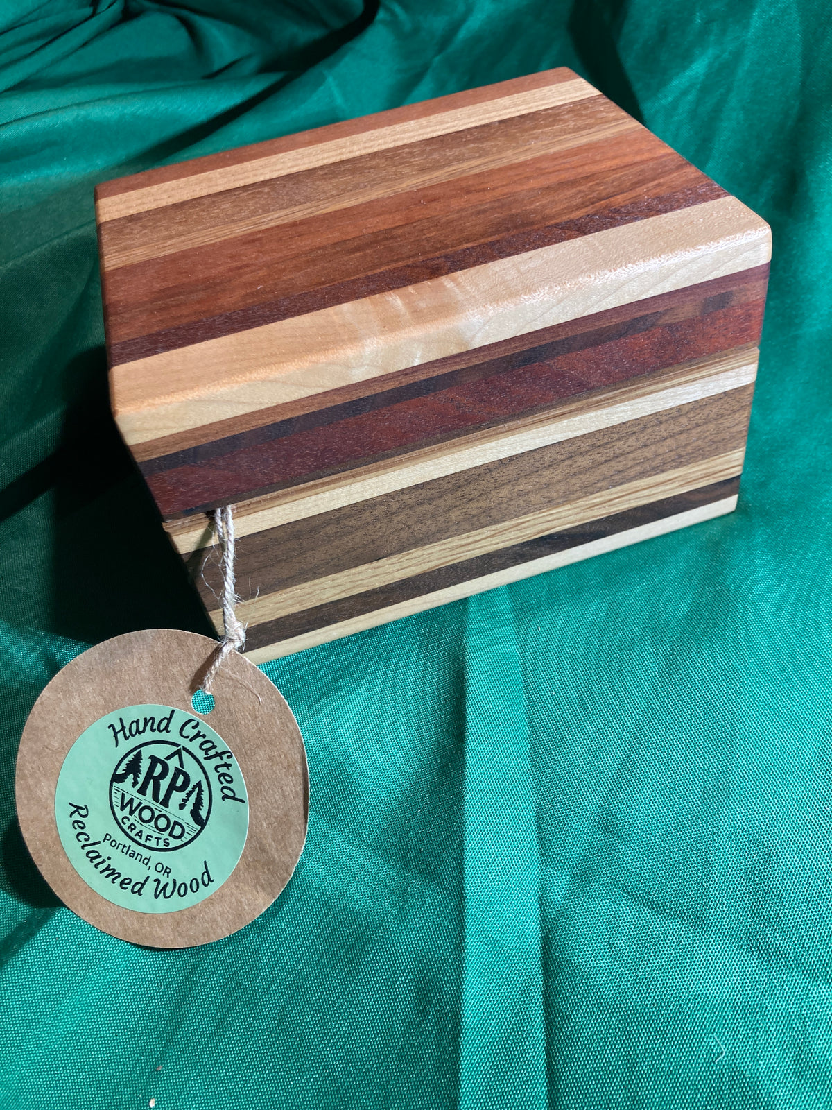 Keepsake Box. Coffee table box. Urn box. Handmade reclaimed wood. High quality. Handmade gift. Maple wood. Walnut wood. Oak wood. Sapele wood.