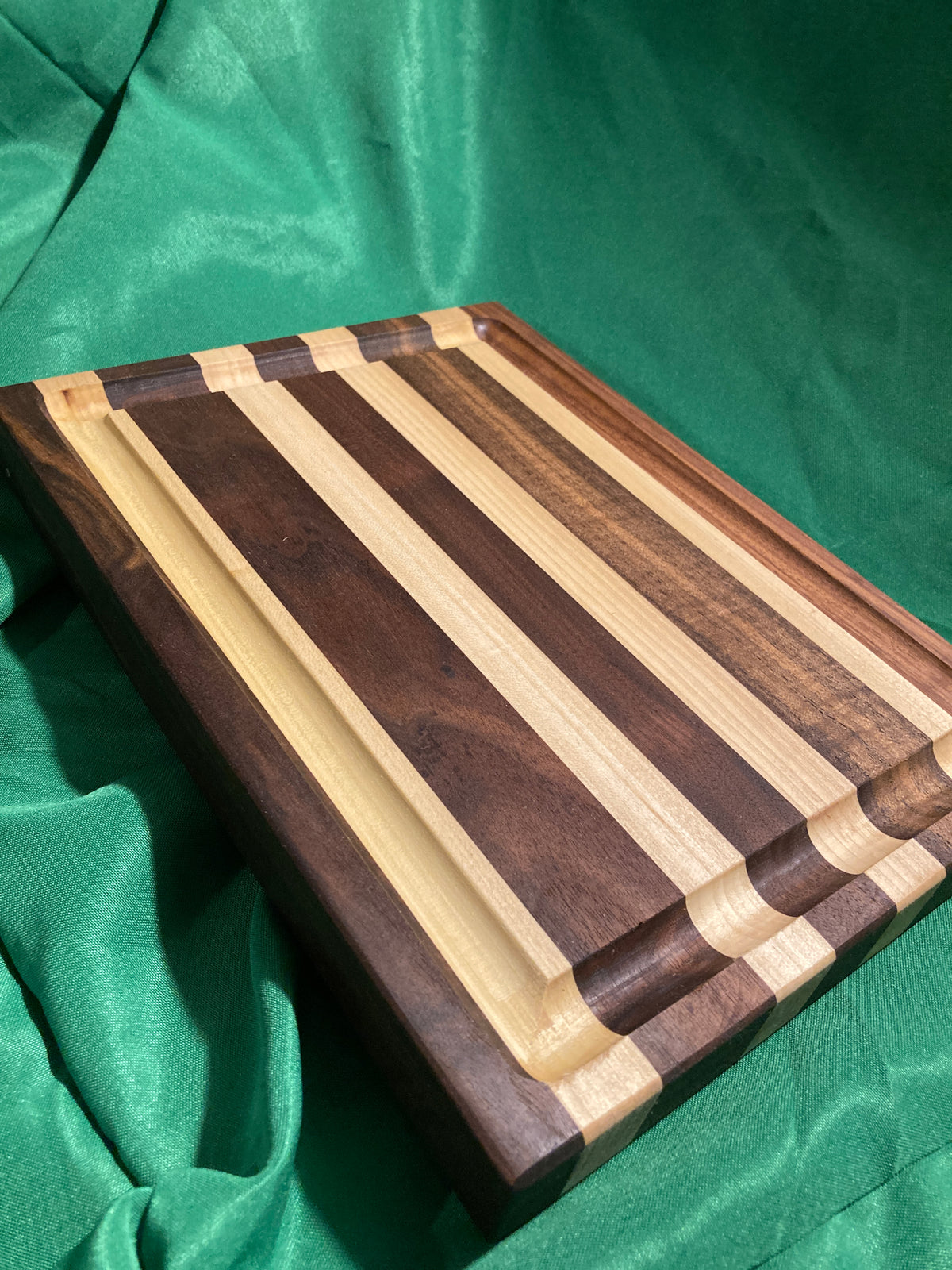 Medium cutting board w/ juice groove