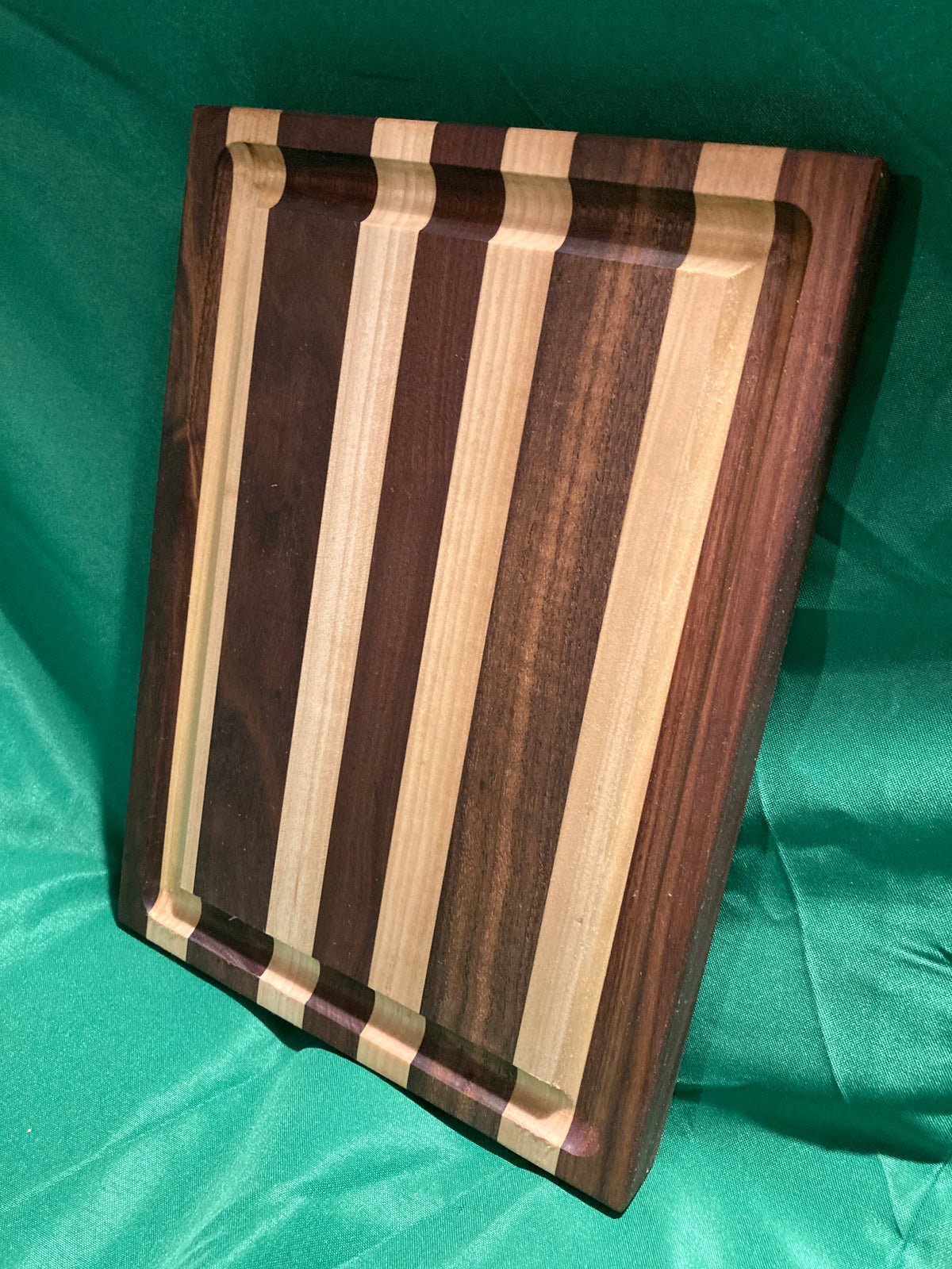 Medium cutting board w/ juice groove